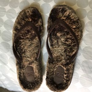 Brown 🐿 Ugg flip flops!